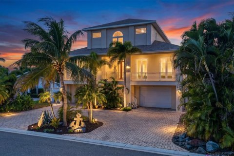 Villa ou maison à Madeira Beach, Floride 3 chambres, 343.65 m2 № 2437435