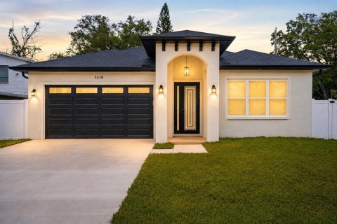 House in Tampa, Florida 3 bedrooms, 151.8 sq.m. № 2312909