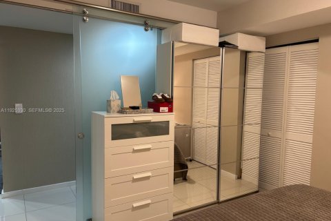 Condo in Doral, Florida, 1 bedroom № 2039979 - photo 13