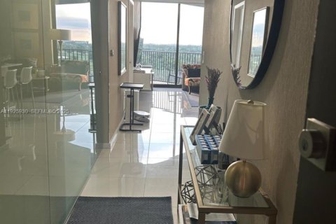 Condo in Doral, Florida, 1 bedroom № 2039979 - photo 3