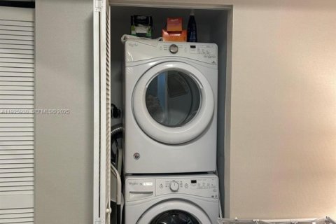 Condo in Doral, Florida, 1 bedroom № 2039979 - photo 18