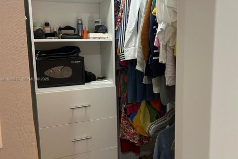 Condo in Doral, Florida, 1 bedroom № 2039979 - photo 12