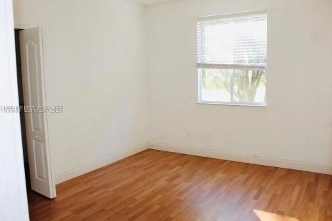 Casa en alquiler en Miami, Florida, 5 dormitorios, 235.88 m2 № 1993819 - foto 21