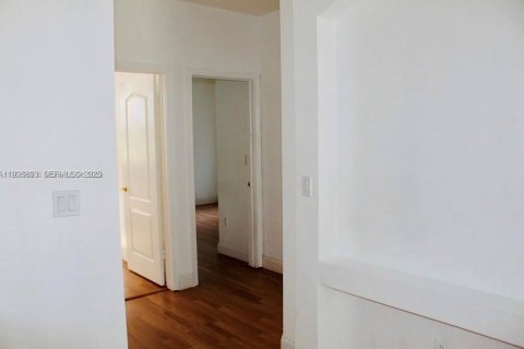 Casa en alquiler en Miami, Florida, 5 dormitorios, 235.88 m2 № 1993819 - foto 10