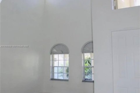 Casa en alquiler en Miami, Florida, 5 dormitorios, 235.88 m2 № 1993819 - foto 4