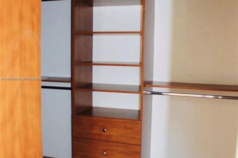 Casa en alquiler en Miami, Florida, 5 dormitorios, 235.88 m2 № 1993819 - foto 6