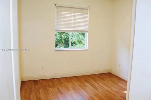 Casa en alquiler en Miami, Florida, 5 dormitorios, 235.88 m2 № 1993819 - foto 20