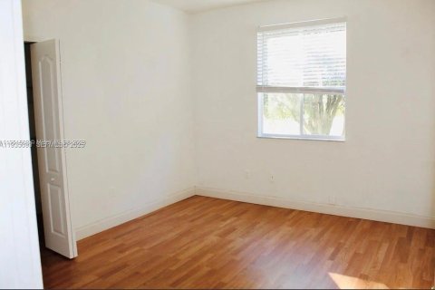 Casa en alquiler en Miami, Florida, 5 dormitorios, 235.88 m2 № 1993819 - foto 9