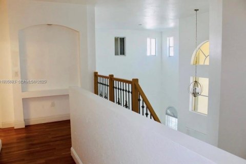 Casa en alquiler en Miami, Florida, 5 dormitorios, 235.88 m2 № 1993819 - foto 7