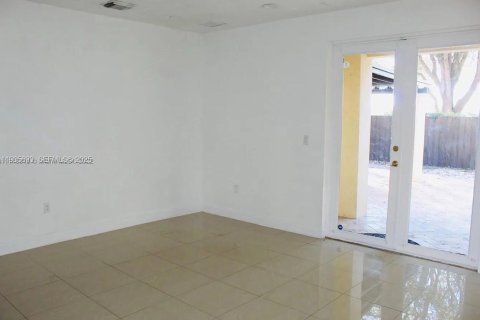 Casa en alquiler en Miami, Florida, 5 dormitorios, 235.88 m2 № 1993819 - foto 11