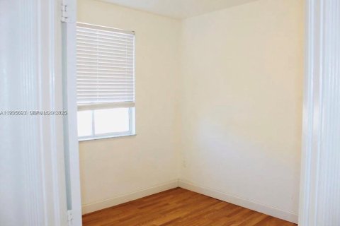 Casa en alquiler en Miami, Florida, 5 dormitorios, 235.88 m2 № 1993819 - foto 8