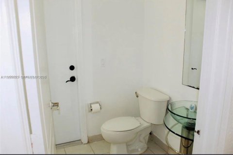 Casa en alquiler en Miami, Florida, 5 dormitorios, 235.88 m2 № 1993819 - foto 15