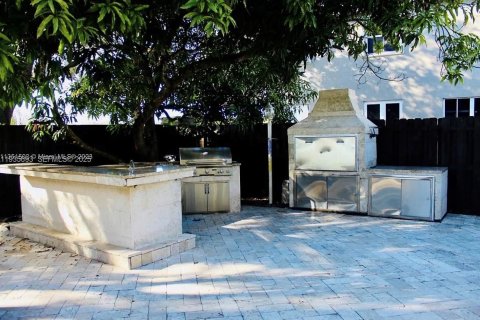 Casa en alquiler en Miami, Florida, 5 dormitorios, 235.88 m2 № 1993819 - foto 2