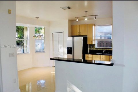 Casa en alquiler en Miami, Florida, 5 dormitorios, 235.88 m2 № 1993819 - foto 12