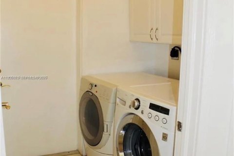 Casa en alquiler en Miami, Florida, 5 dormitorios, 235.88 m2 № 1993819 - foto 16