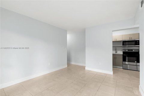 Снять в аренду кондоминиум в Майами, Флорида 2 спальни, 71.26м2, № 1975212 - фото 3