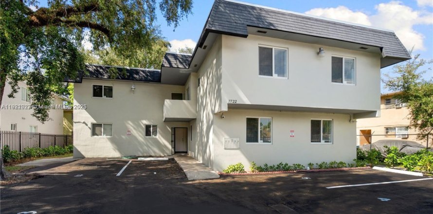 Кондоминиум с 2 спальнями в Майами, Флорида № 1975212