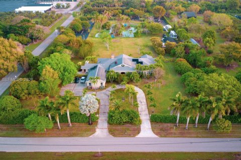 House in Homestead, Florida 4 bedrooms, 439.99 sq.m. № 2069622 - photo 1