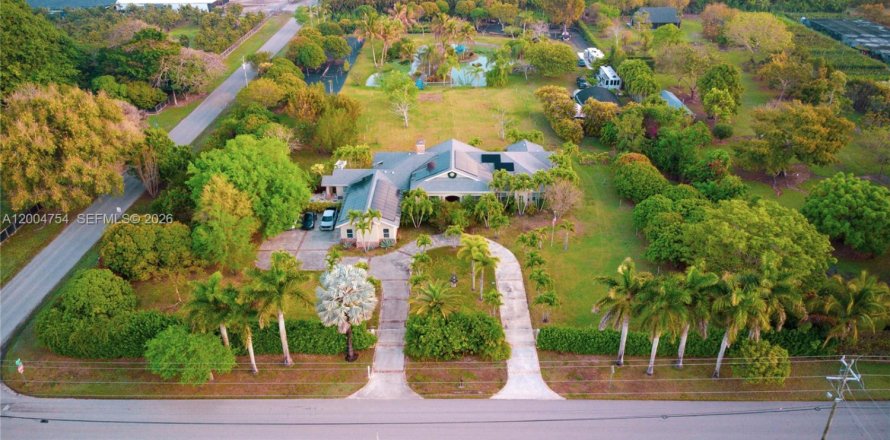 House in Homestead, Florida 4 bedrooms, 439.99 sq.m. № 2069622