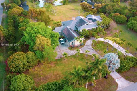 House in Homestead, Florida 4 bedrooms, 439.99 sq.m. № 2069622 - photo 4