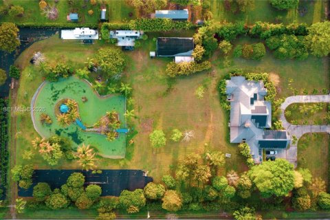 House in Homestead, Florida 4 bedrooms, 439.99 sq.m. № 2069622 - photo 3