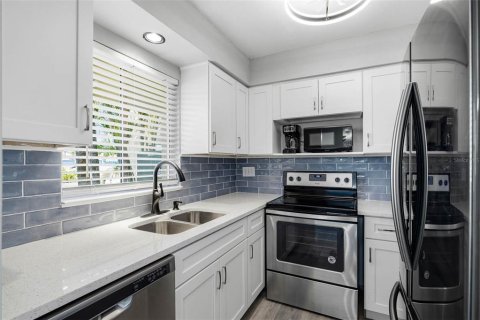 Condo in Gulfport, Florida, 1 bedroom  № 2212932 - photo 3