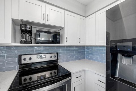 Condo in Gulfport, Florida, 1 bedroom  № 2212932 - photo 15