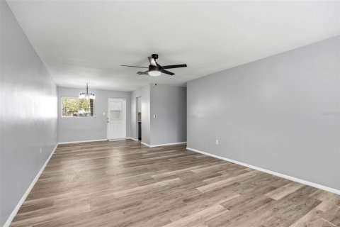 Condo in Gulfport, Florida, 1 bedroom  № 2212932 - photo 11