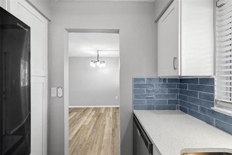 Condo in Gulfport, Florida, 1 bedroom  № 2212932 - photo 14