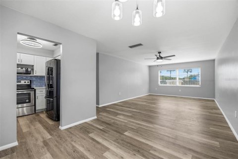 Condo in Gulfport, Florida, 1 bedroom  № 2212932 - photo 6