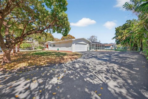 Casa en alquiler en Pinecrest, Florida, 4 dormitorios, 250 m2 № 2030972 - foto 2