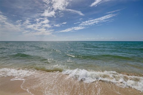 Condo in Miami Beach, Florida, 3 bedrooms  № 1705491 - photo 27