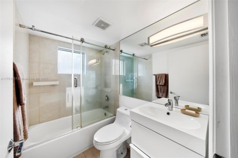 Condo in Miami Beach, Florida, 3 bedrooms  № 1705491 - photo 19