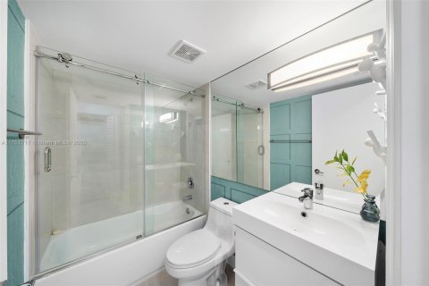 Condo in Miami Beach, Florida, 3 bedrooms  № 1705491 - photo 16