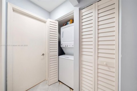 Condo in Miami Beach, Florida, 3 bedrooms  № 1705491 - photo 26