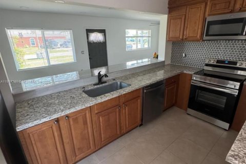 Casa en alquiler en Port Charlotte, Florida, 2 dormitorios № 1969948 - foto 2