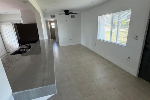 Casa en alquiler en Port Charlotte, Florida, 2 dormitorios № 1969948 - foto 15