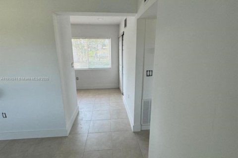 Casa en alquiler en Port Charlotte, Florida, 2 dormitorios № 1969948 - foto 17