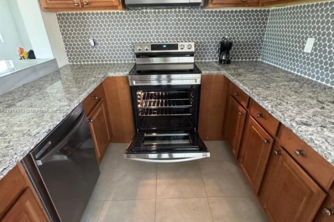 Casa en alquiler en Port Charlotte, Florida, 2 dormitorios № 1969948 - foto 3