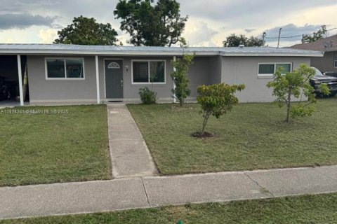 Casa en alquiler en Port Charlotte, Florida, 2 dormitorios № 1969948 - foto 1