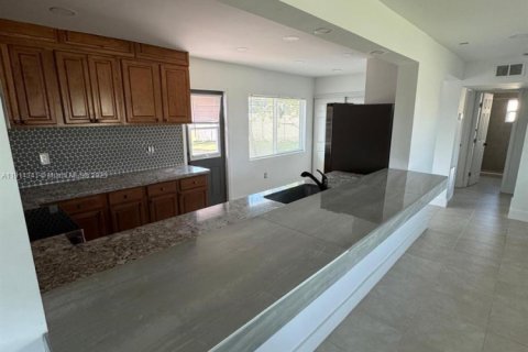 Casa en alquiler en Port Charlotte, Florida, 2 dormitorios № 1969948 - foto 8