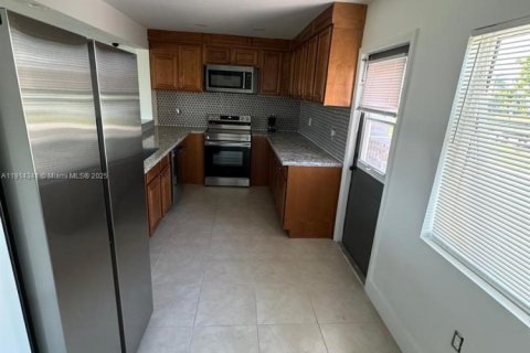 Casa en alquiler en Port Charlotte, Florida, 2 dormitorios № 1969948 - foto 4