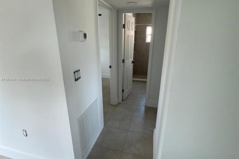 Casa en alquiler en Port Charlotte, Florida, 2 dormitorios № 1969948 - foto 19