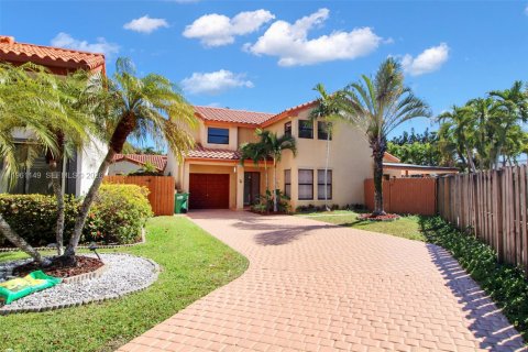 House in Miami, Florida 4 bedrooms, 211.07 sq.m. № 2022079 - photo 3