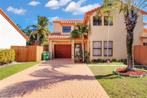 House in Miami, Florida 4 bedrooms, 211.07 sq.m. № 2022079