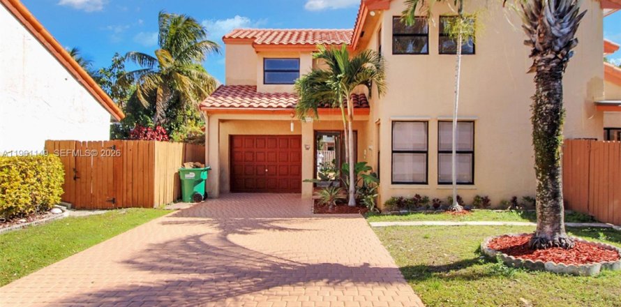 House in Miami, Florida 4 bedrooms, 211.07 sq.m. № 2022079