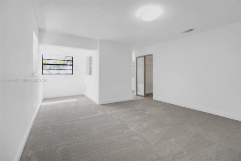 House in Miami, Florida 4 bedrooms, 211.07 sq.m. № 2022079 - photo 27