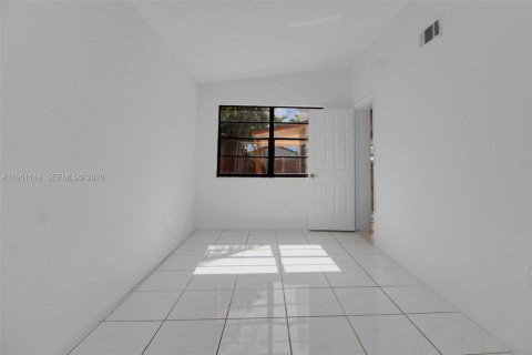 House in Miami, Florida 4 bedrooms, 211.07 sq.m. № 2022079 - photo 22