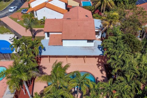 House in Miami, Florida 4 bedrooms, 211.07 sq.m. № 2022079 - photo 7