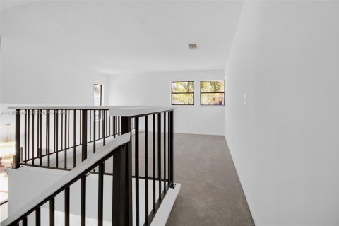 House in Miami, Florida 4 bedrooms, 211.07 sq.m. № 2022079 - photo 24